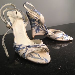 Adorable dainty Burberry wedges